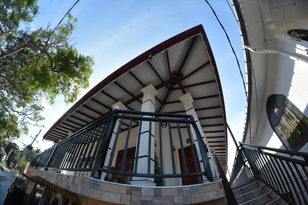Reshani Guest House Negombo Esterno foto